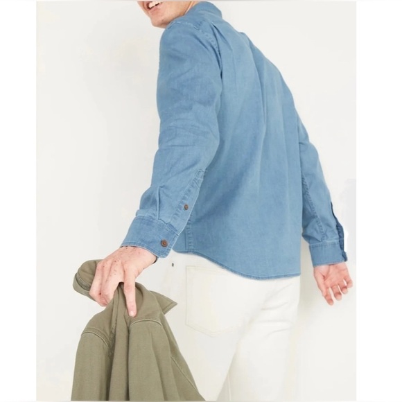 Old Navy Regular Fit Built-In-Flex Everyday Chambray Blue Button Up Shirt - Picture 4 of 13